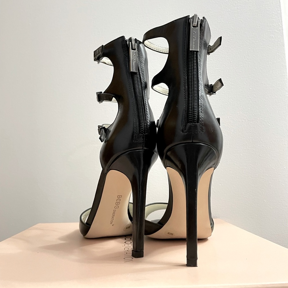 BCBG BG-Chevonne Black Leather Strappy Zipper Heels Size 6